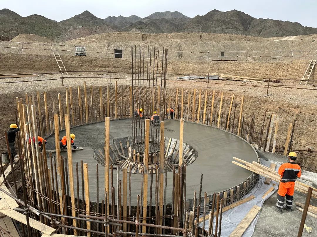 十五冶二公司哈萨克斯坦项目完成精矿浓缩及泵站中心柱柱墩及地下廊道圆形墙板混凝土浇筑