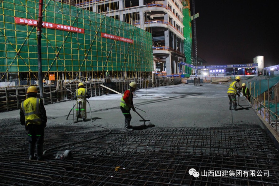 混凝土布料机浇筑现场 - 山西四建潇河新城2号酒店项目提前22天完成核心筒21层结构砼浇筑