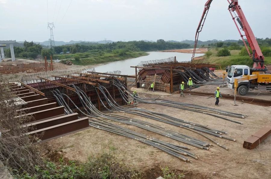 三一重工混凝土泵车浇筑现场 - 清远项目大燕河特大桥首个V型墩开始浇筑混凝土