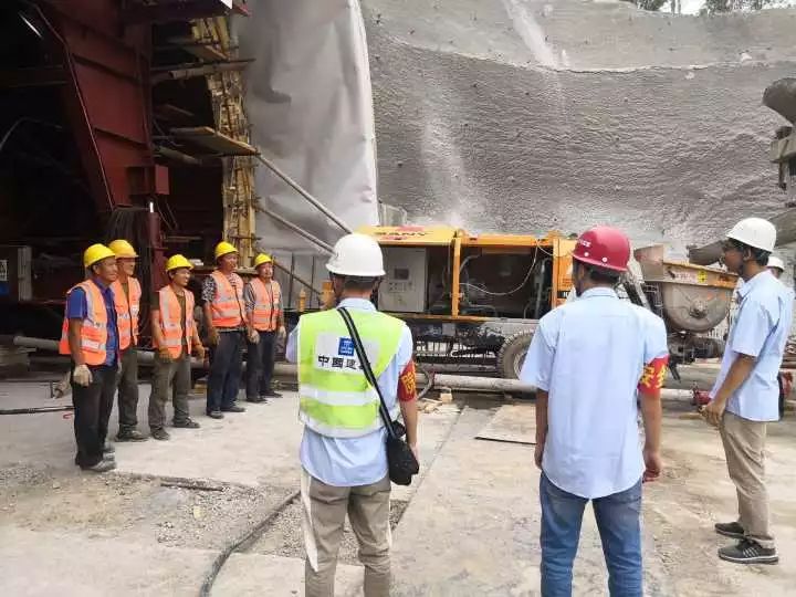 混凝土输送泵、混凝土搅拌运输车浇筑现场 - 中建交通阳泉LJ4-2项目南坳隧道出口左洞首件二次衬砌混凝土浇筑完成