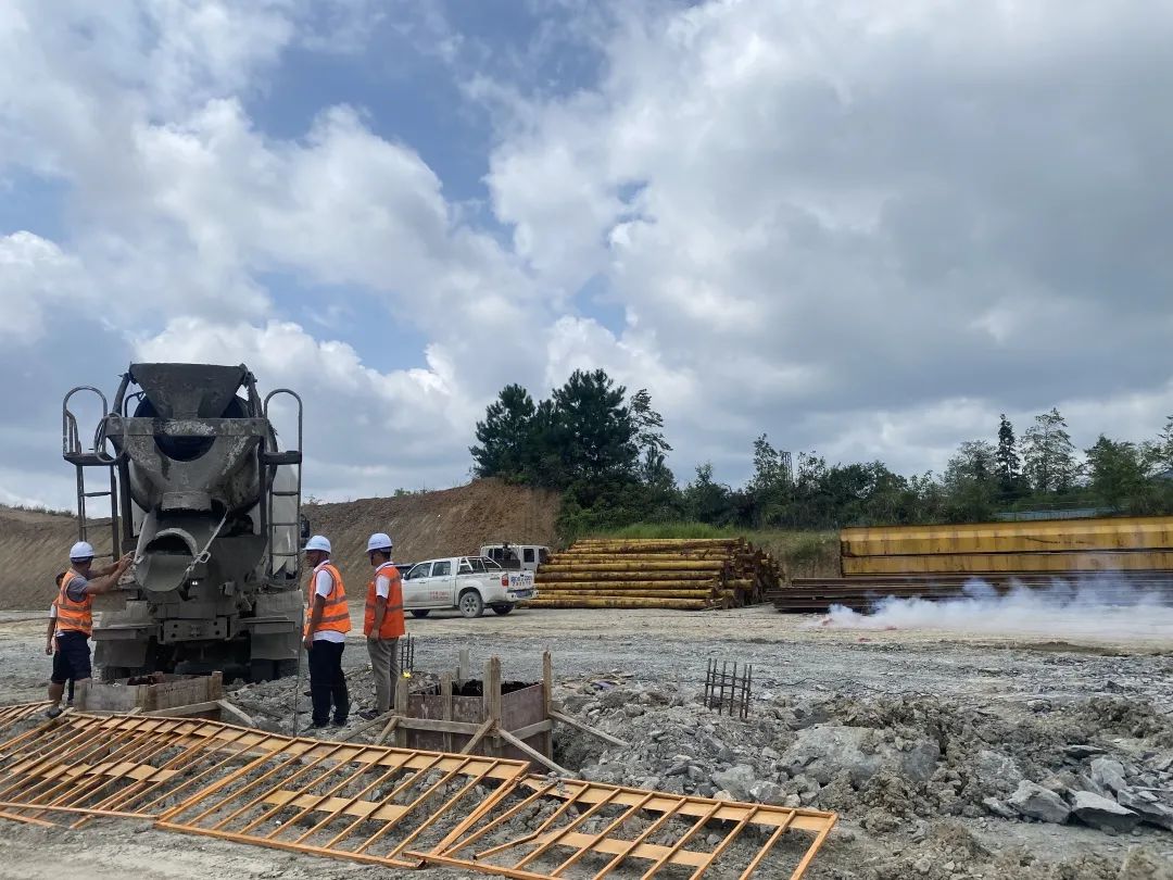 混凝土搅拌运输车浇筑现场 - 贵南客专贵州段项目贵定铺轨基地首座群吊基础开始混凝土浇筑