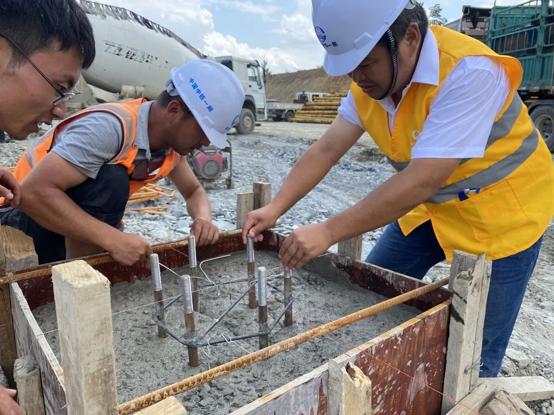 混凝土搅拌运输车浇筑现场 - 贵南客专贵州段项目贵定铺轨基地首座群吊基础开始混凝土浇筑