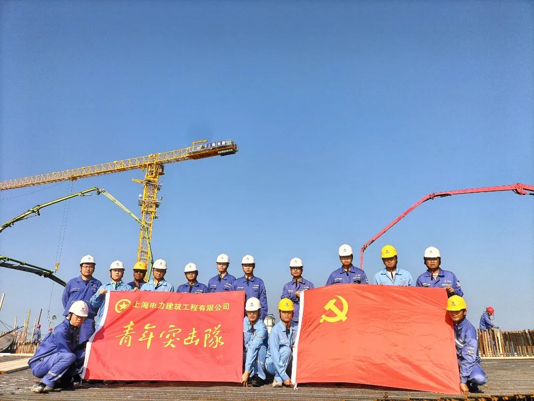 中联重科泵车、三一重工泵车浇筑现场 - 上海电力建筑工程公司：天津南港LNG二阶段项目储罐承台全部砼浇筑完成