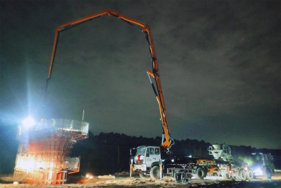 混凝土输送泵车、混凝土搅拌运输车浇筑现场 - 中铁十一局五公司：汕汕铁路汕头练江特大桥首个墩身混凝土浇筑完成