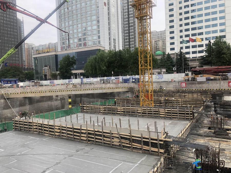 三一重工泵车浇筑现场 - 洛阳市轨道交通2号线最大换乘站市民之家站首仓顶板混凝土浇筑完成