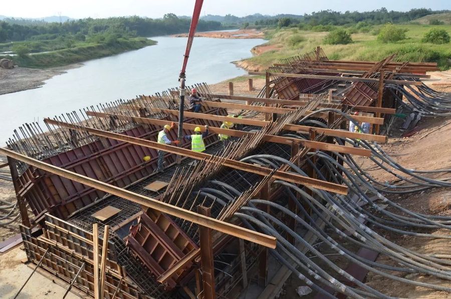终于迎来暖阳浇筑日 - 清远项目大燕河特大桥首个V型墩开始浇筑混凝土