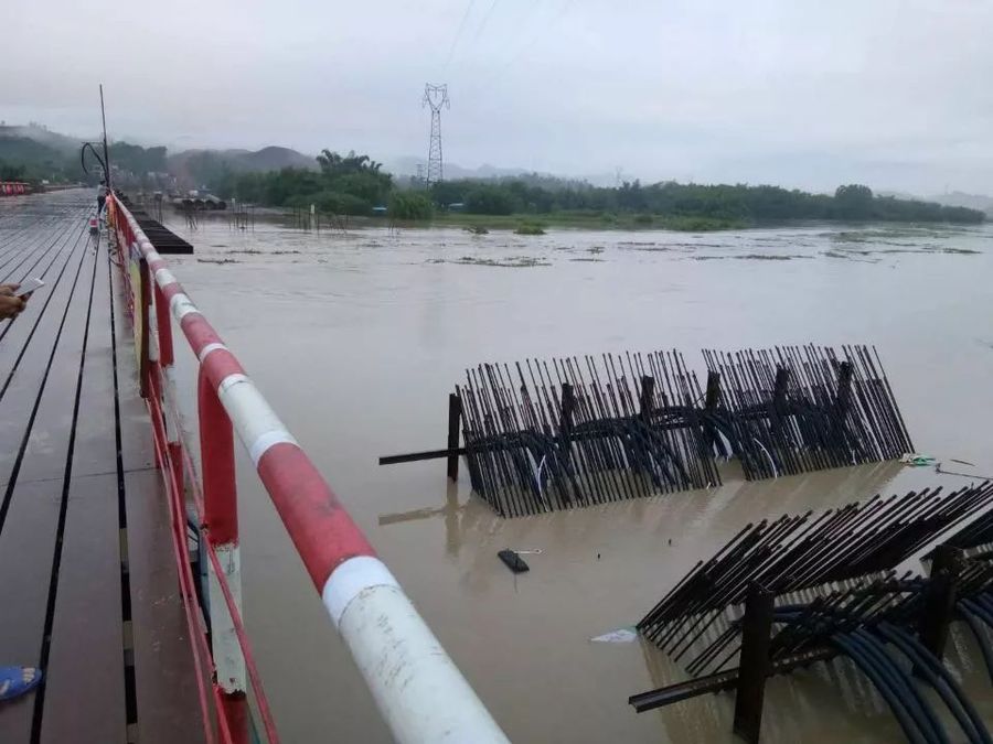 在洪峰期时，被淹至钢筋墩台2米处的状态 - 清远项目大燕河特大桥首个V型墩开始浇筑混凝土