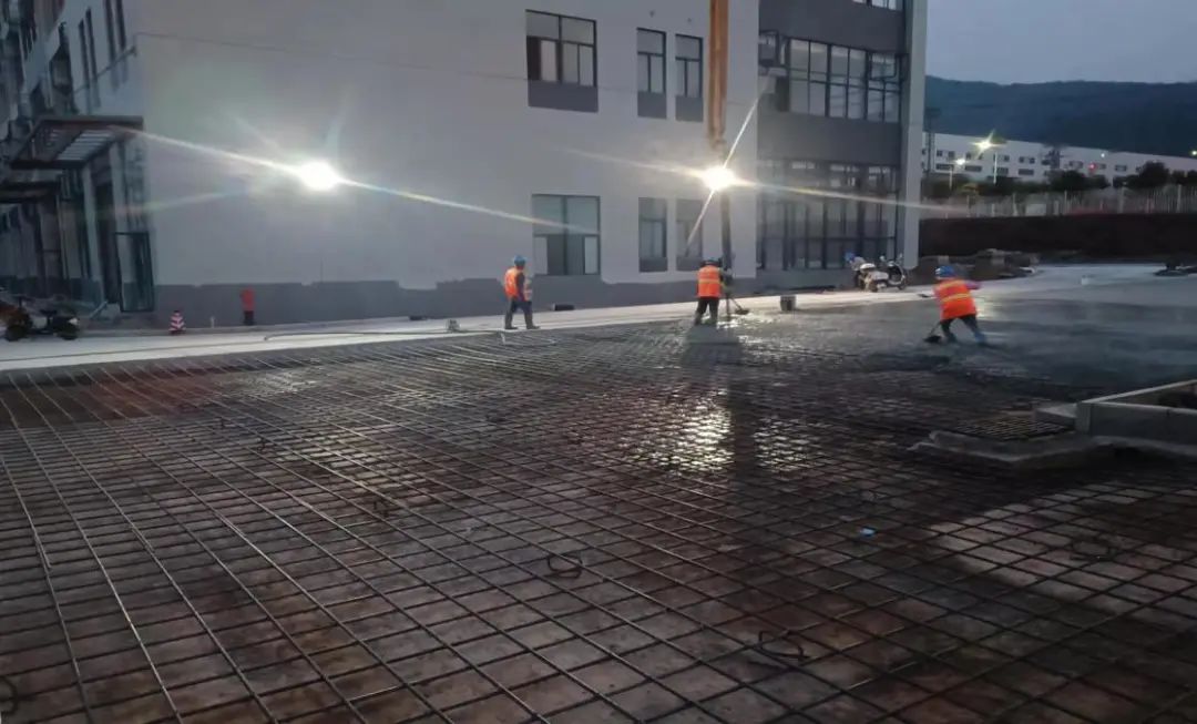 混凝土输送泵车浇筑现场 - 新平工业园区项目1-7栋、15-17栋室外道路水泥混凝土面层浇筑完成