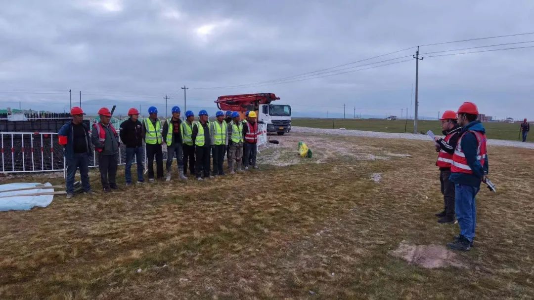 混凝土输送泵车 - 中电建青海院：天峻20兆瓦分散式风力发电项目首基基础浇筑砼完成