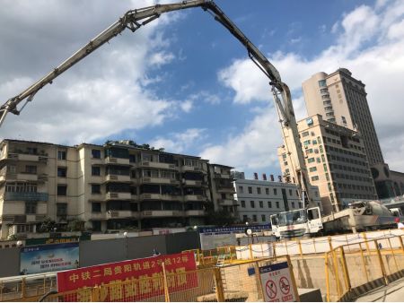 混凝土输送泵车浇筑混凝土 - 中铁二局承建的贵阳地铁2号线12标浣纱路站胜利封顶