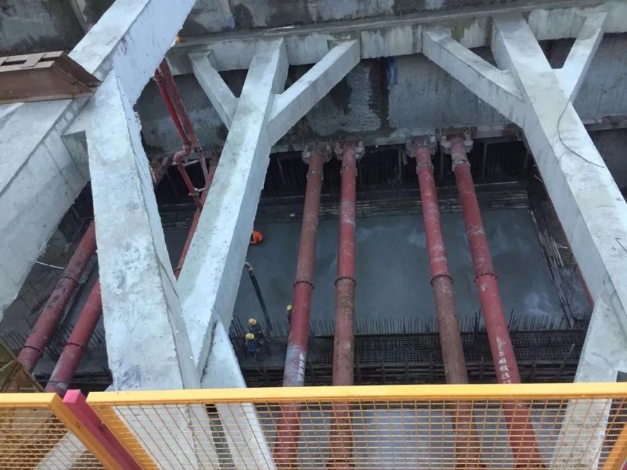 混凝土输送泵车浇筑现场 - 佛山地铁三号线工程3201标大墩站二期首仓底板混凝土浇筑完成