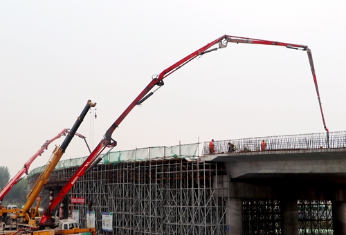 混凝土输送泵车浇筑现场 - 京台高速改扩建四标齐河互通A匝道1号桥第二联现浇梁混凝土浇筑完成