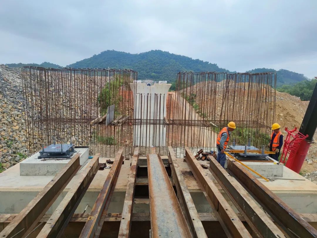 崇凭铁路3标项目龙州丽江双线特大桥连续梁边跨现浇段混凝土浇筑完成