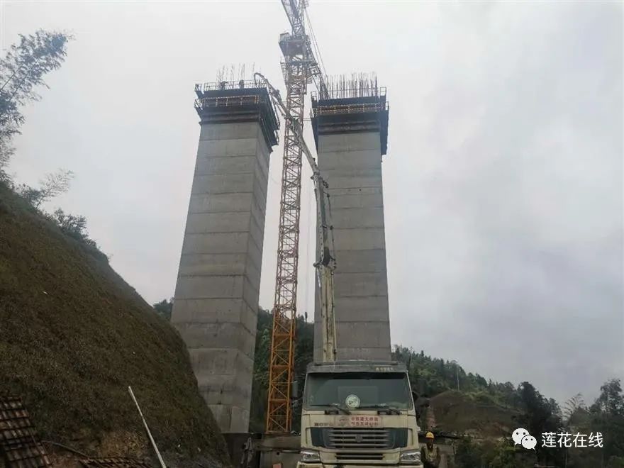 混凝土输送泵车浇筑现场 - 萍莲高速A3标单日混凝土浇筑薄壁墩超50米