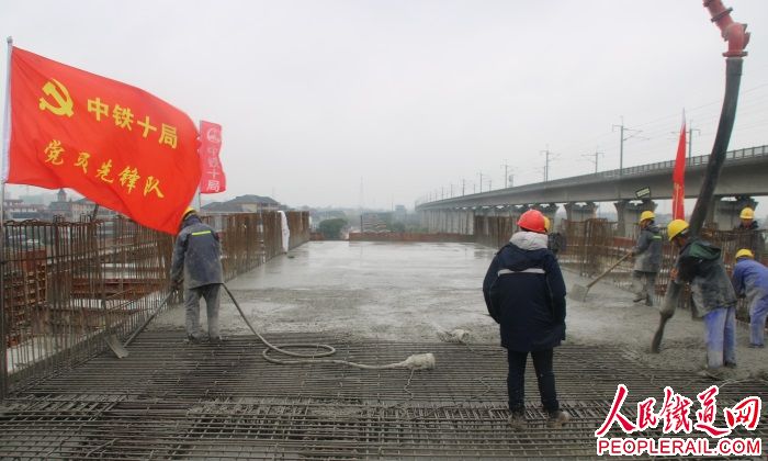 混凝土泵车浇筑现场 - 杭海城际铁路许村镇站承轨层混凝土浇筑顺利完成