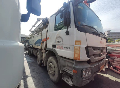 广州2012年7月52米中联重科混凝土泵车，奔驰底盘