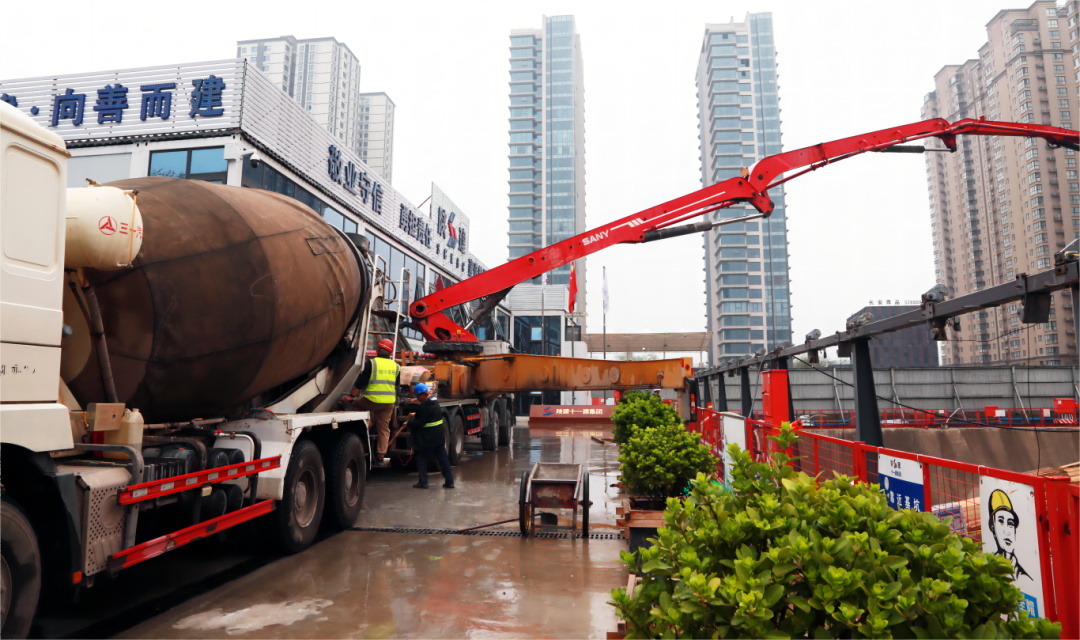 混凝土搅拌运输车、三一重工泵车浇筑现场 - 陕西建工十一建：咸阳市城投大厦项目2626方混凝土基础筏板浇筑完成