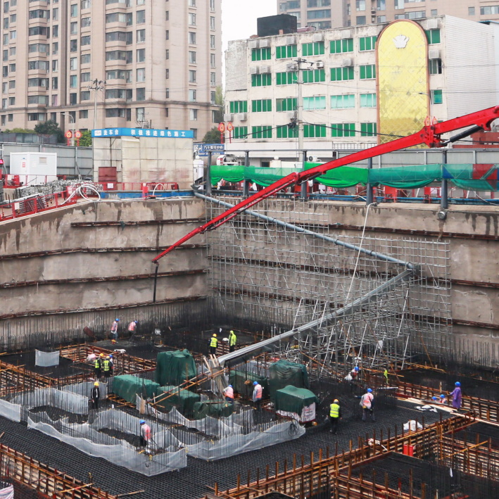 三一重工泵车浇筑现场 - 陕西建工十一建：咸阳市城投大厦项目2626方混凝土基础筏板浇筑完成