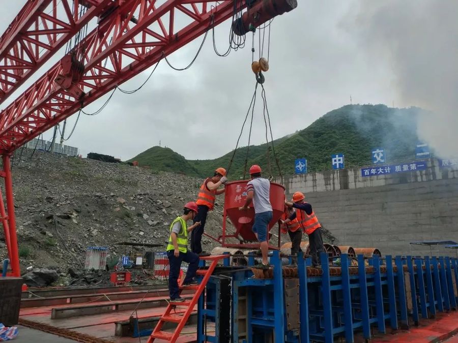 长江国际水利水电公司：孤山项目第一榀T型公路梁开始混凝土浇筑