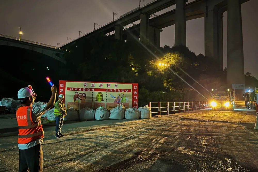 夜间交通指挥 - 中铁大桥局成渝中线井口嘉陵江特大桥首个主墩承台混凝土浇筑完成