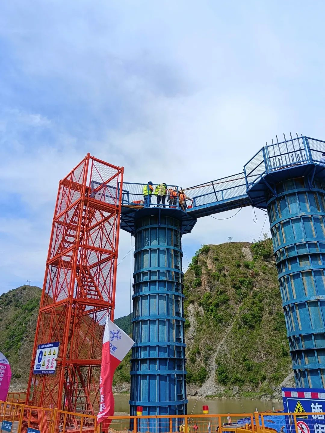 栾卢项目卢氏至洛南（豫陕省界）高速公路首根圆柱墩浇筑完成