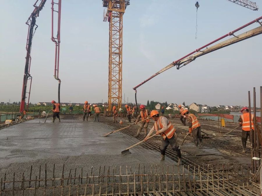 混凝土输送泵车浇筑现场 - 中建三局二公司基础公司平湖市东方大桥项目AB0#块混凝土浇筑完成