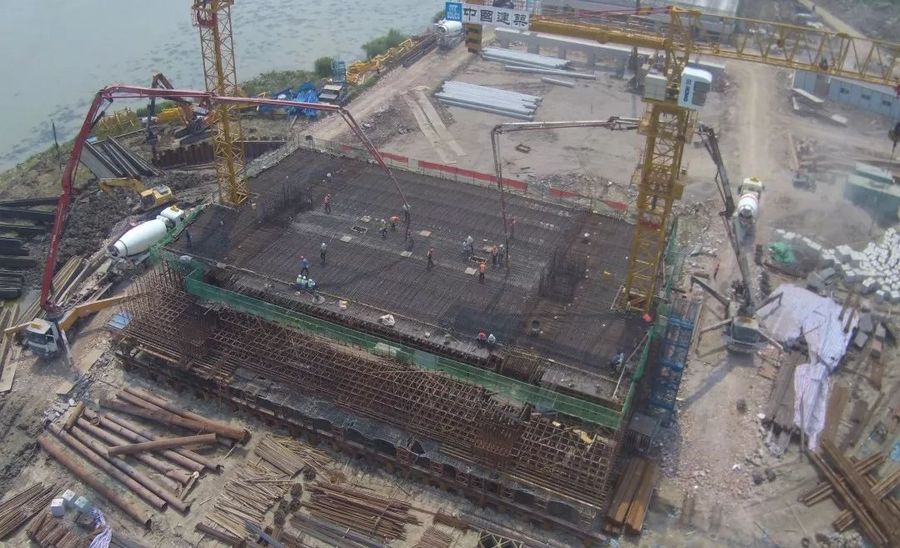 混凝土输送泵车、混凝土搅拌运输车浇筑现场 - 中建三局二公司基础公司平湖市东方大桥项目AB0#块混凝土浇筑完成