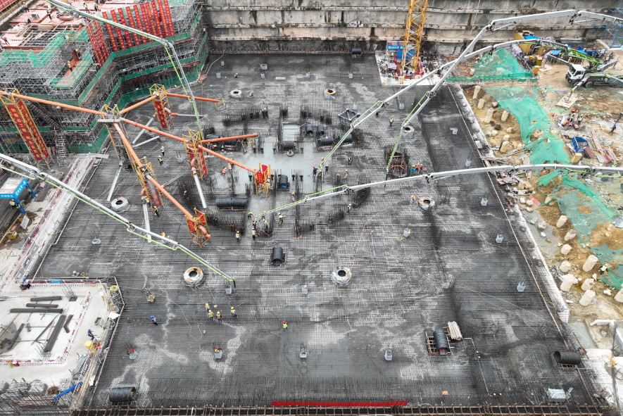 天泵、溜槽、溜管应用 - 中建八局华南公司厦门国际银行新总部大厦项目主楼大底板混凝土浇筑完成