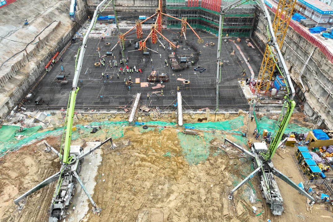中联重科泵车浇筑现场 - 中建八局华南公司厦门国际银行新总部大厦项目主楼大底板混凝土浇筑完成