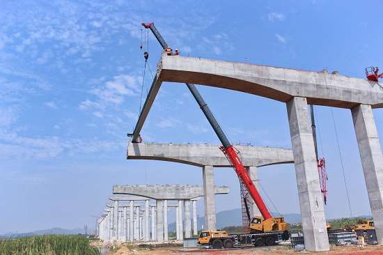 中电建路桥：中开高速公路纬十二路高架桥钢梁开始架设