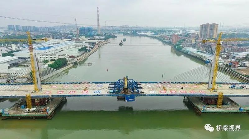 东莞中洪路项目槎马特大桥中跨合龙段混凝土浇筑完成