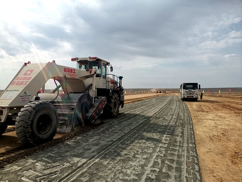 新疆S21阿乌公路项目路基改良土试验段右幅顺利铺设
