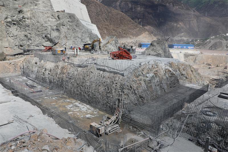 中国水电五局：巴塘水电站进水口坝段基础固结灌浆开始施工