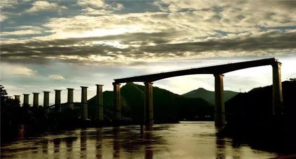攀枝花第一长桥 新成昆铁路沙坝安宁河双线特大桥墩台施工全部完成
