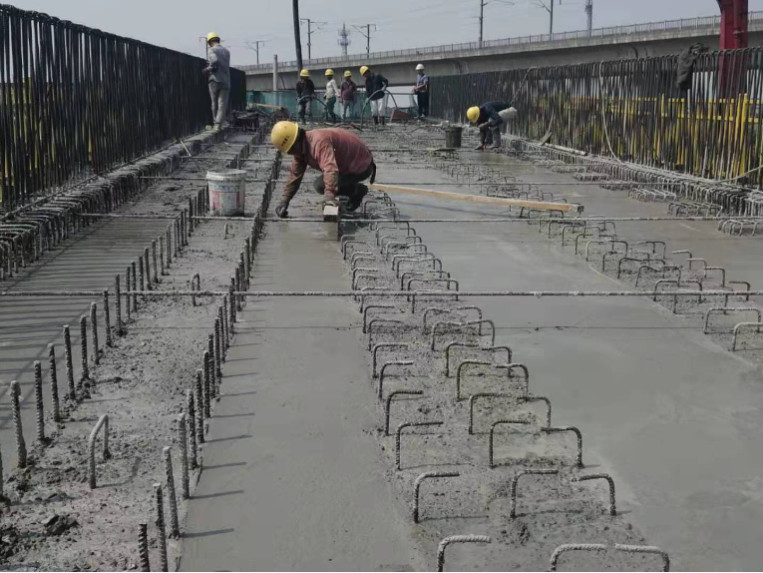 混凝土输送泵车浇筑现场 - 杭绍城际铁路万绣路车辆基地SG8标高架桥最后一跨单线简支梁顺利浇筑