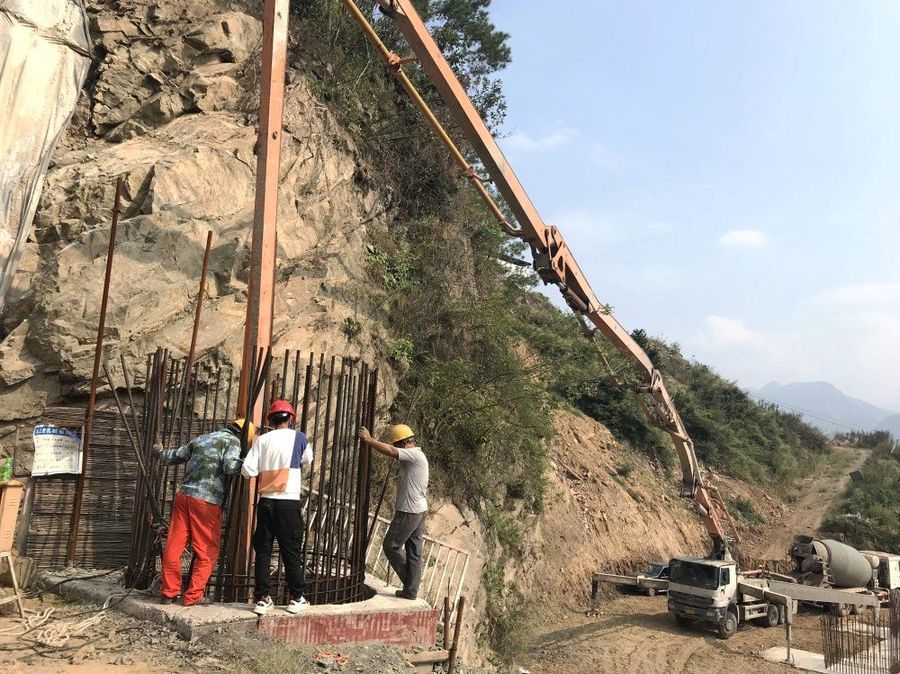 混凝土输送泵车、混凝土搅拌运输车浇筑现场 - 贵州重遵扩容4标项目新站大桥最后一根桩基混凝土浇筑完成