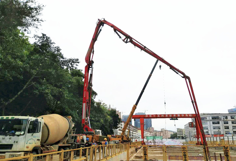 混凝土泵车、混凝土搅拌车浇筑现场 - 中铁十五局城建深圳地铁10号线项目：华为站中板混凝土浇筑完成