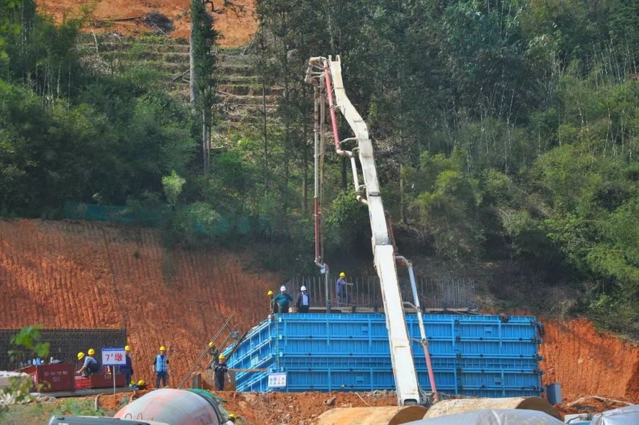 混凝土输送泵车、混凝土搅拌运输车浇筑现场 - 福建省三明市三元区莘口镇沙溪大桥首个承台混凝土浇筑完成