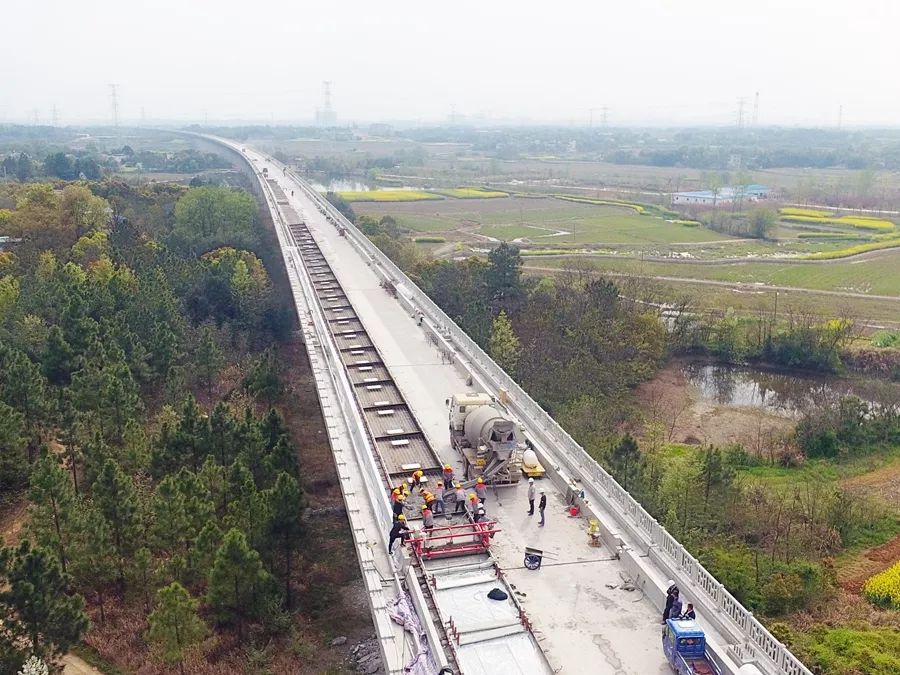 混凝土搅拌运输车浇筑现场 - 合安铁路四标无砟轨道正式“上线”