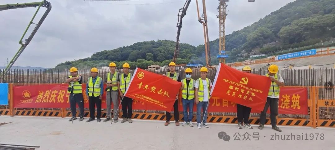 混凝土搅拌运输车、混凝土输送泵车浇筑现场 - 宁波第二工业水厂净水厂项目沉清池单元首块底板混凝土浇筑完成