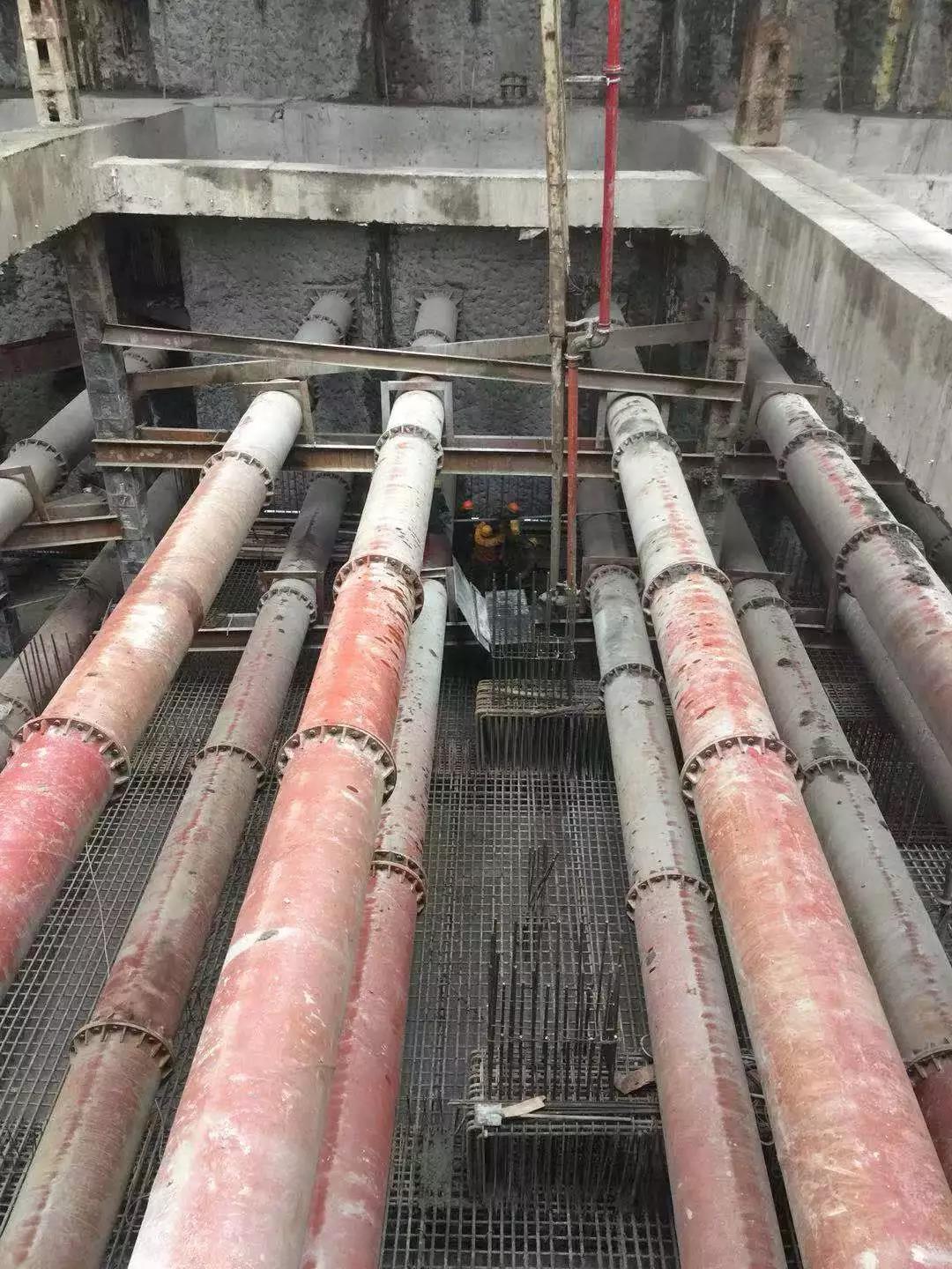 混凝土泵车浇筑砼现场 - 上海轨道交通18号线抚顺路站主体基坑首块底板混凝土浇筑完成