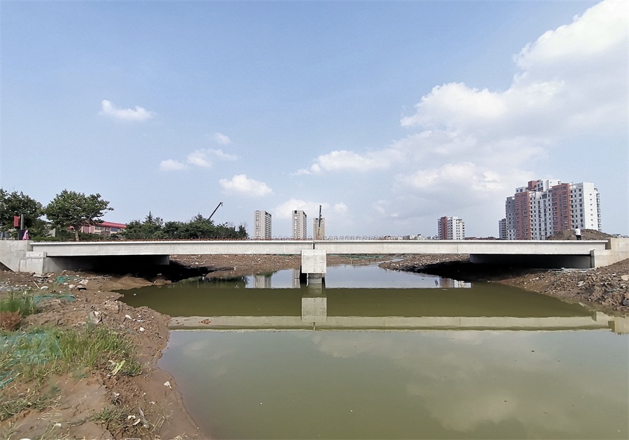 水电一局：东营河水环境综合治理工程首座桥梁党校桥预制板吊装完成