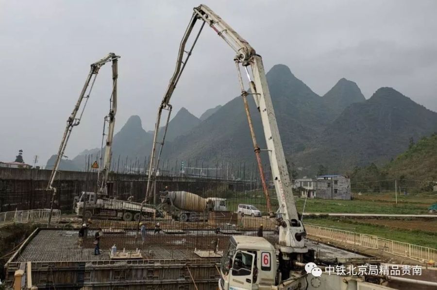 中联重科泵车、混凝土搅拌车浇筑现场 - 贵南高铁项目澄江双线特大桥180m连续梁39#主墩承台混凝土浇筑完成