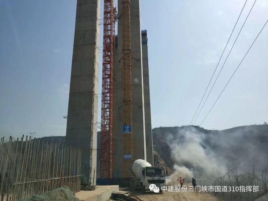 混凝土搅拌运输车浇筑现场 - 中建股份三门峡市国道310好阳河特大桥首个盖梁混凝土浇筑完成