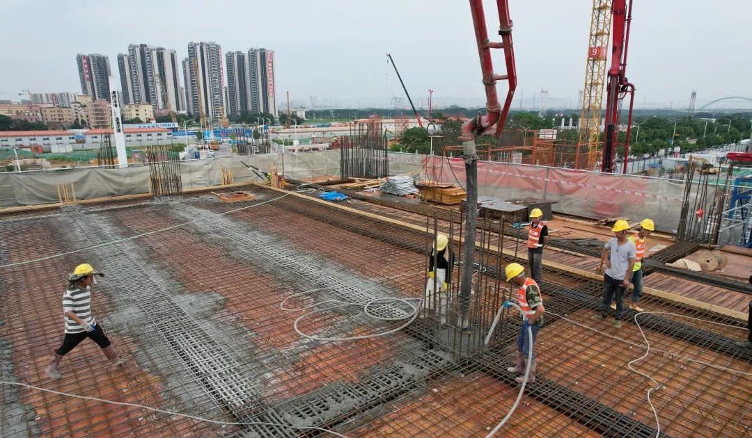 三一重工混凝土输送泵车浇筑现场 - 中铁二十五局广州东至花都天贵城际铁路项目首块盖板混凝土浇筑完成