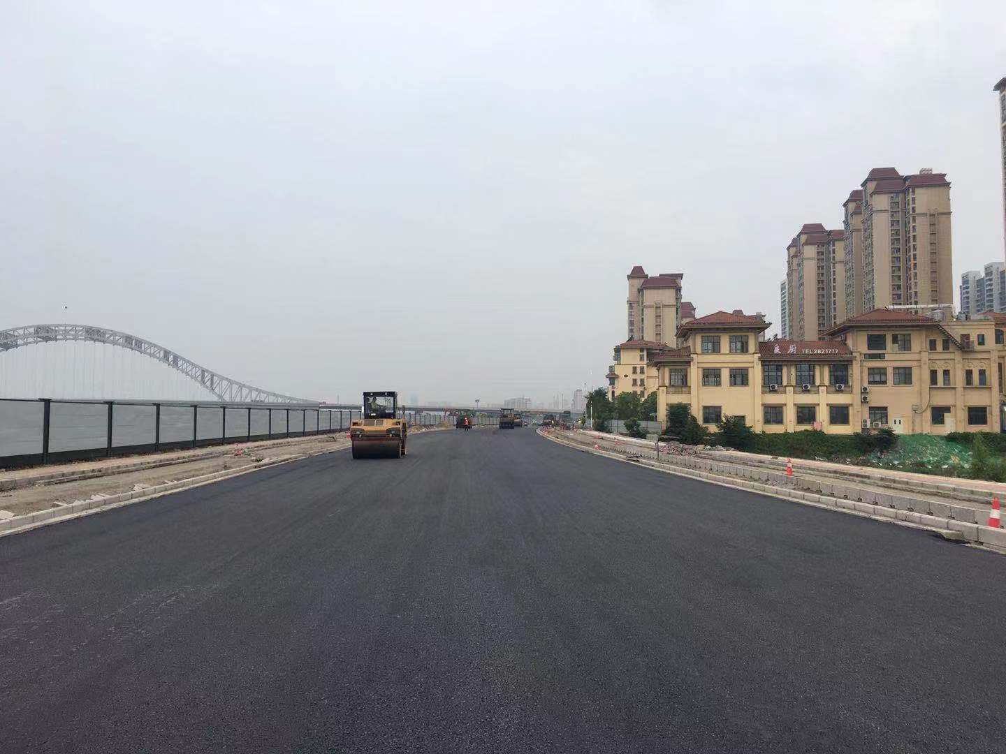 襄阳一江两河项目K6+320-K7+200段机动车道首次沥青摊铺完成
