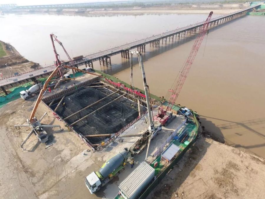 混凝土泵车、混凝土搅拌车浇筑现场 - 中交二公局济南齐鲁黄河大桥项目主桥中墩20#承台混凝土浇筑完成