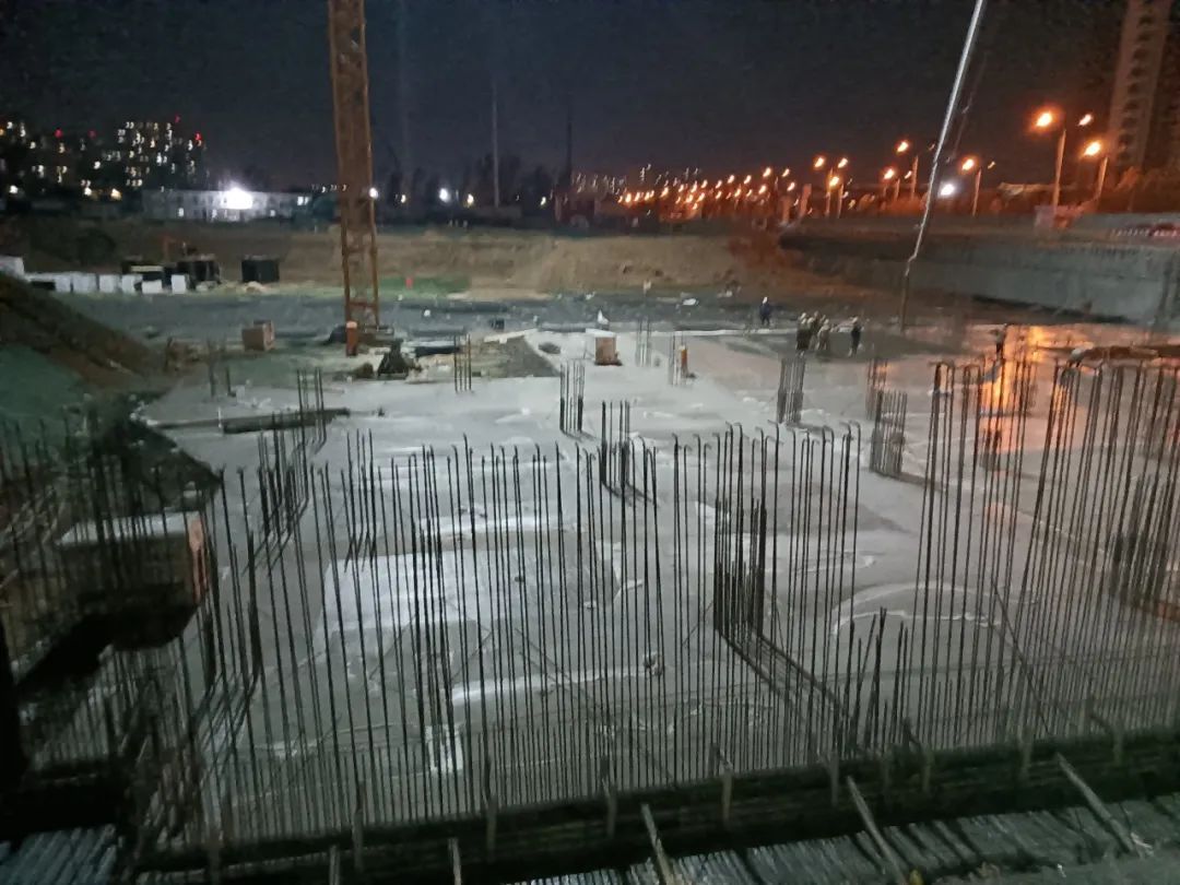 混凝土输送泵车浇筑现场 - 二十二冶冶金公司沧州永济珑玺项目S1号楼筏板基础混凝土浇筑完成