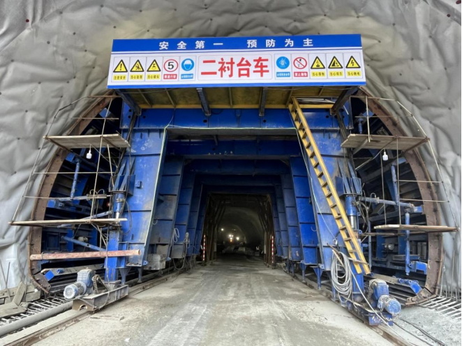 广东省梅县区S242线公路建设工程径背隧道左洞首板二衬混凝土完成浇筑