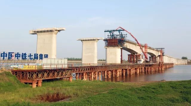 混凝土输送泵车、混凝土搅拌运输车浇筑现场 - 中铁七局湖北武汉市新港铁路倒水河特大桥最长连续梁混凝土浇筑合龙